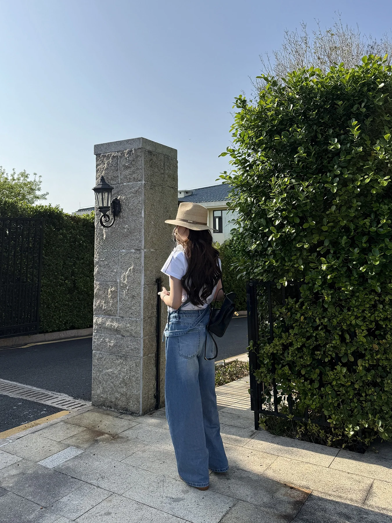 

Стильный повседневный комбинезон Rubbit с широкими штанинами – кто же его не полюбит! Прямые брюки-комбинезон Ageless из 100% хлопка, весна 2026