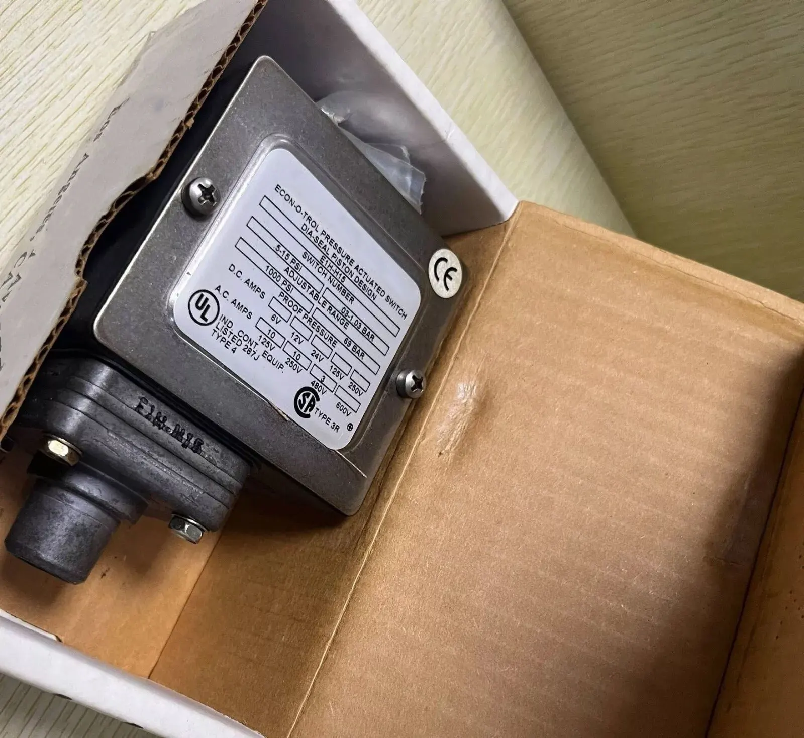 

Brand new 605DZM2-7011 605DZ2-7011 605DM1 605DM2 605D1 605D2 605DZ1 605DZ2 Pressure Switch One-year warranty