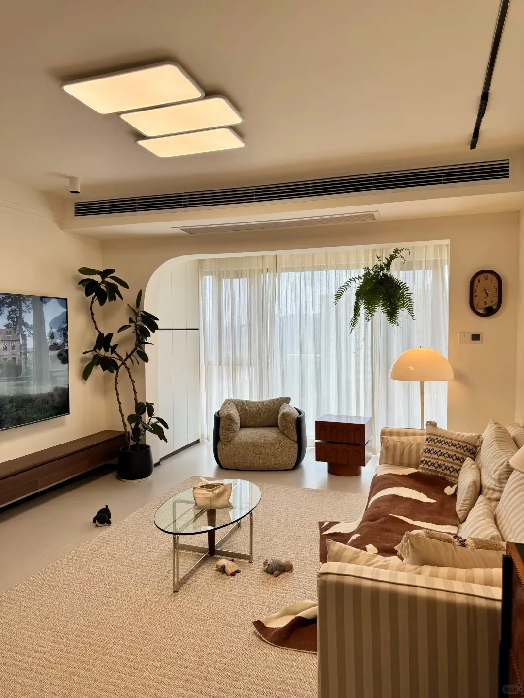 

Новая модель аппарата для омоложения: экстракорпоральная ударно-волновая терапия, сфокусированный электрический высокочастотный массажер для области вокруг глаз