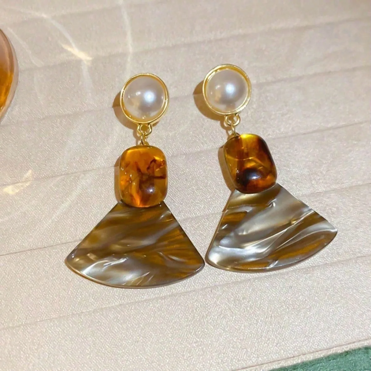 Vintage Fashion Pearl Amber Fan Shape Dangle Earrings for Women, Retro Swirl Resin Drop Ear Jewelry, Warm Autumn Style Elegant Accessories Suitable for Daily Casual Outfits, Sweet Dating Gatherings and Romantic Autumn Holiday Occasions