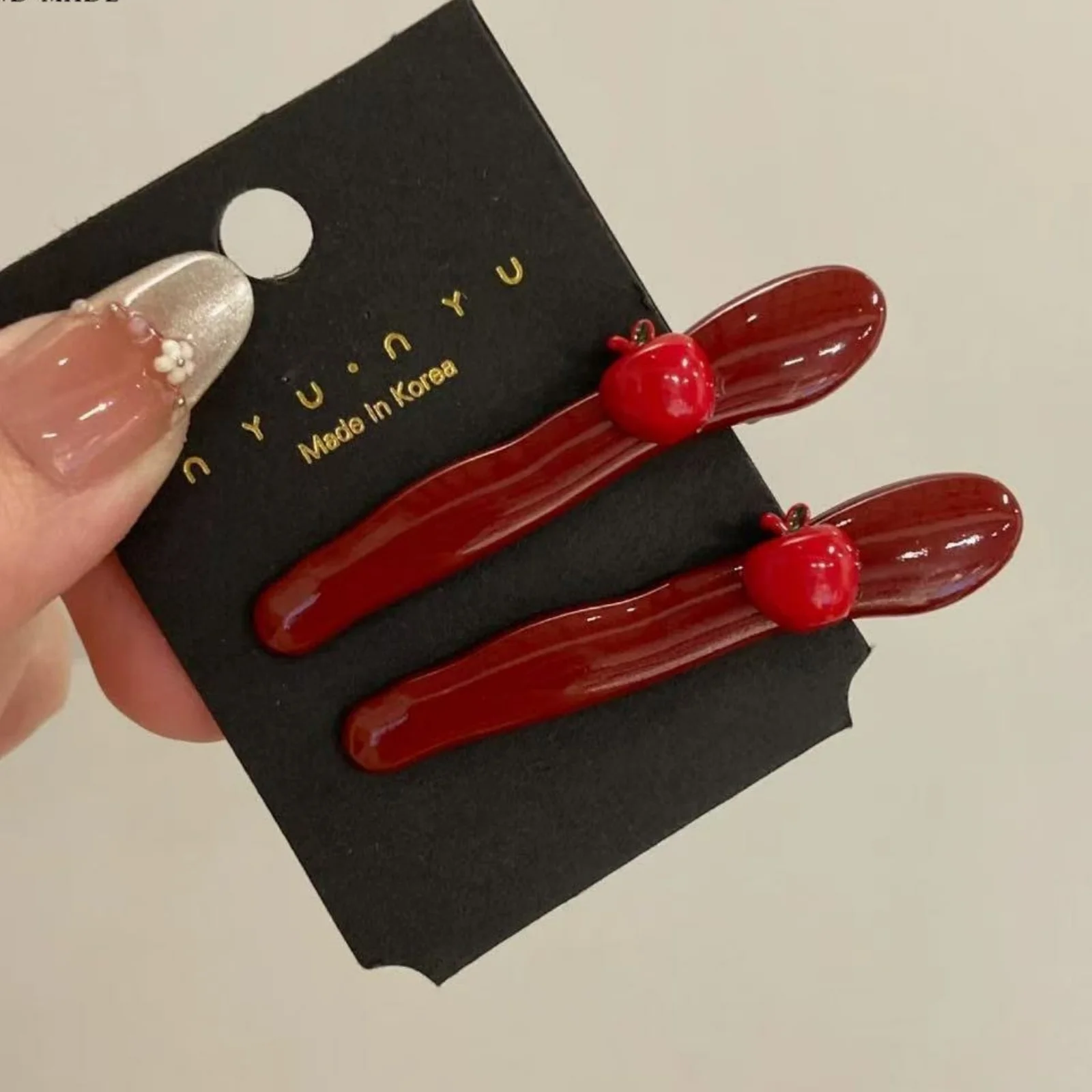 2-teiliges rotes Apfel-Haarspangen-Set, niedliche Haarnadeln mit Fruchtmotiv, glänzendes rotes Haar-Accessoire für Frauen, bezaubernde modische Haardekoration – Detail 6