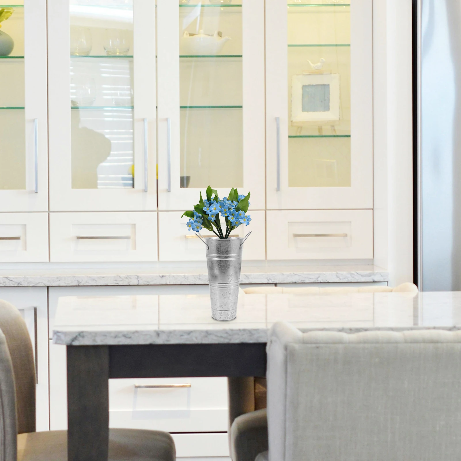 1Pcs Retro Iron Vase Simulated Flower Bucket Sturdy Metal Construction for Creative Floral Arranging Vintage Look Decorative