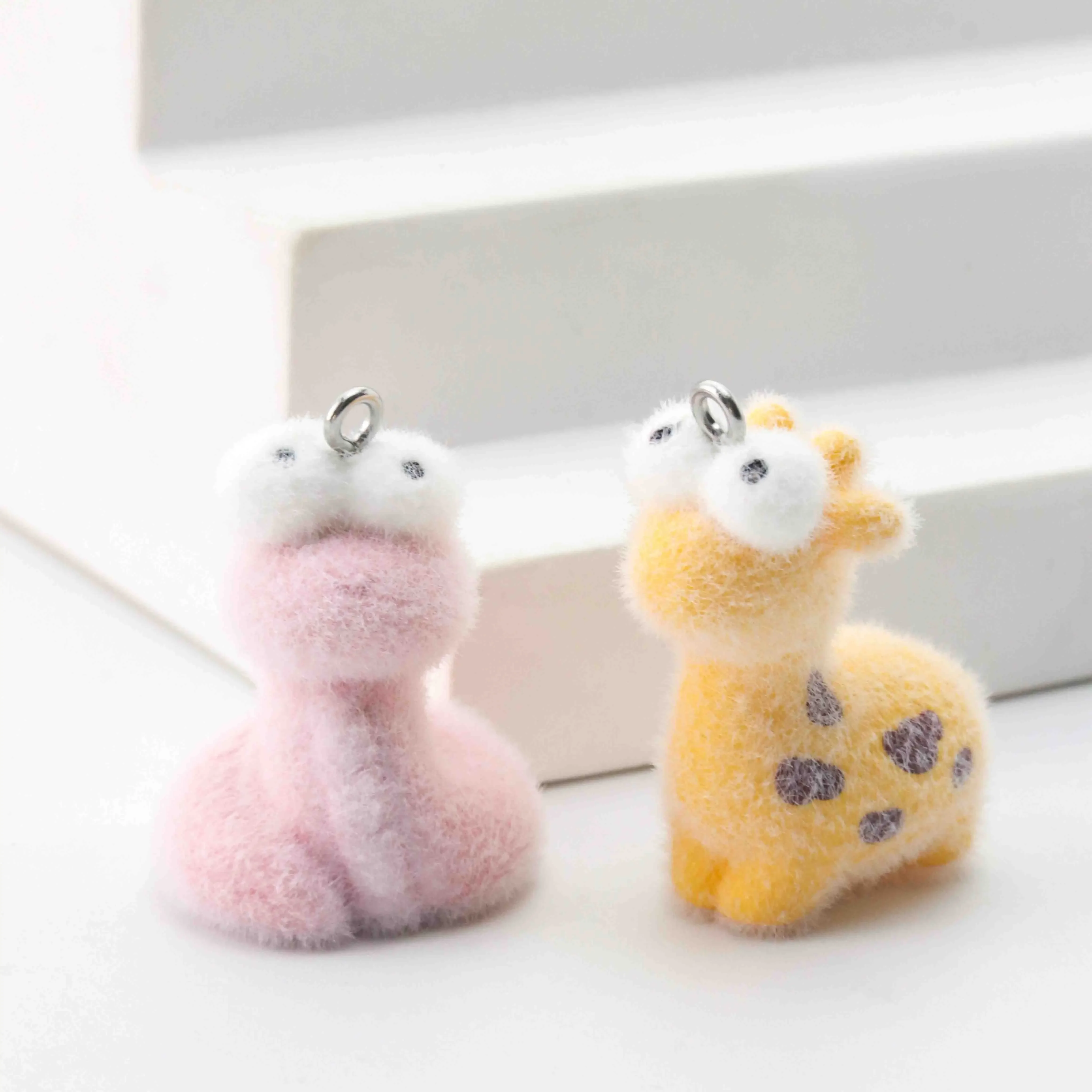 10 قطعة الراتنج يتدفقون الغزلان السحر الكرتون ليتل الوردي الأفعى الزرافة دلاية مجوهرات DIY بها بنفسك حقيبة سلسلة مفاتيح سيارة قلادة اكسسوارات