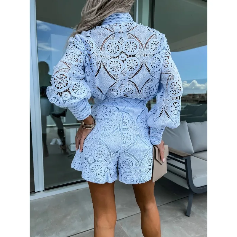

Летний комплект в повседневном стиле: однотонные шорты с кружевом и топ с воротником-стойкой на одной пуговице. Изысканный, индивидуальный, модный тренд.