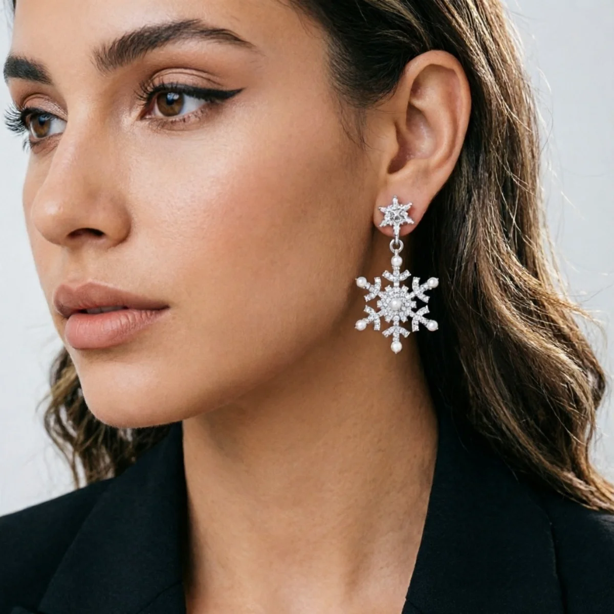 Weihnachtliche funkelnde Strass-Ohrringe mit simulierten Perlen und Schneeflocken für Damen, Neujahrsparty, Schneeflocken-Ohrringe, Feiertagsschmuck – Detail 15