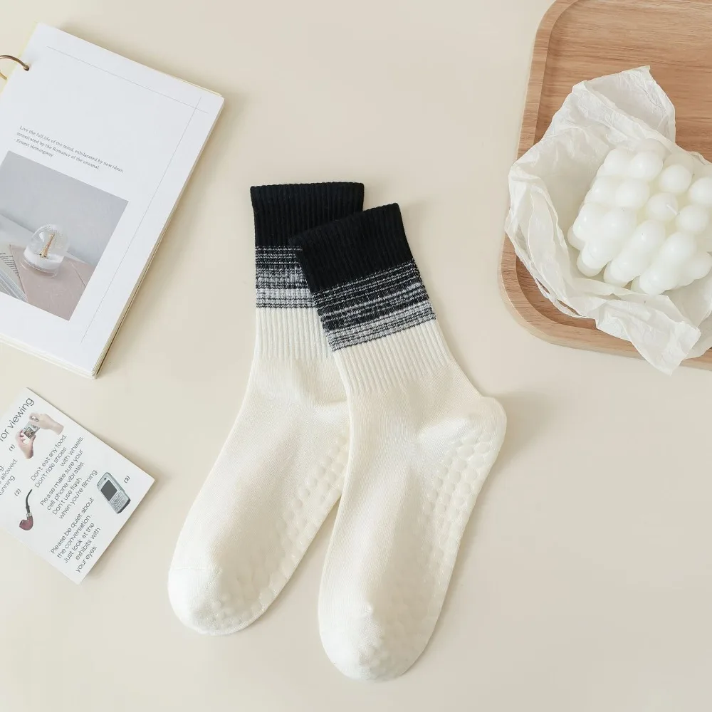 New Non-Slip Yoga Pilates Socks Silicone Grips Gradient Color Mid-Calf Socks Breathable Combed Cotton Sports Dance Socks Women