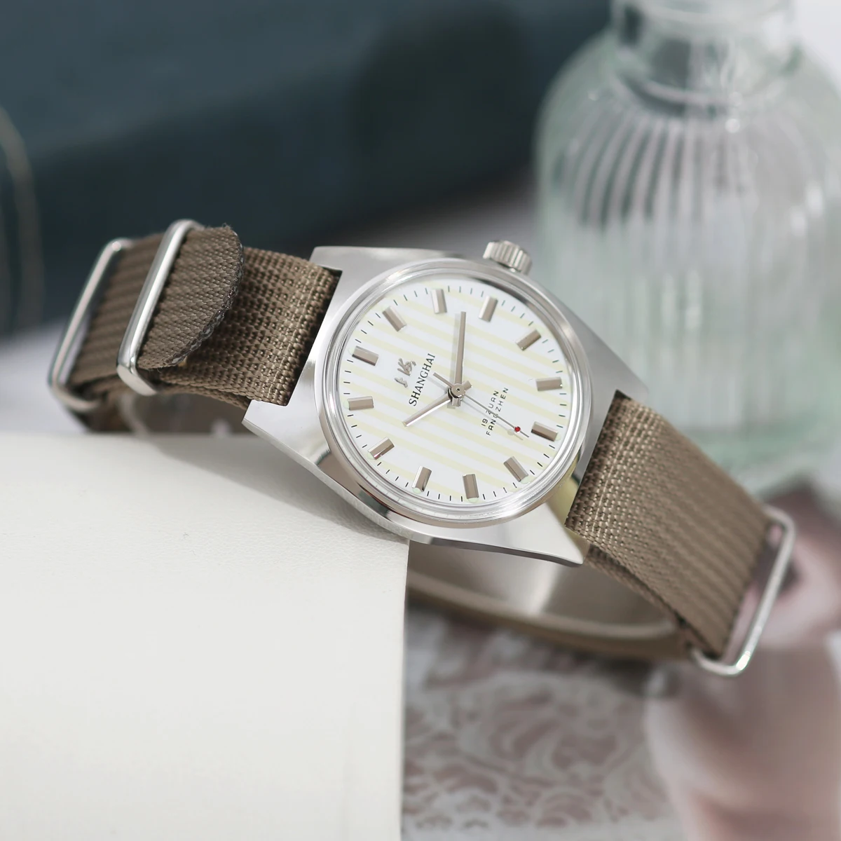 ساعة شنغهاي 7120 الميكانيكية - تصميم باوهاوس للرجال مقاس 36 ملم، مينا معقمة، حركة يدوية للرياح