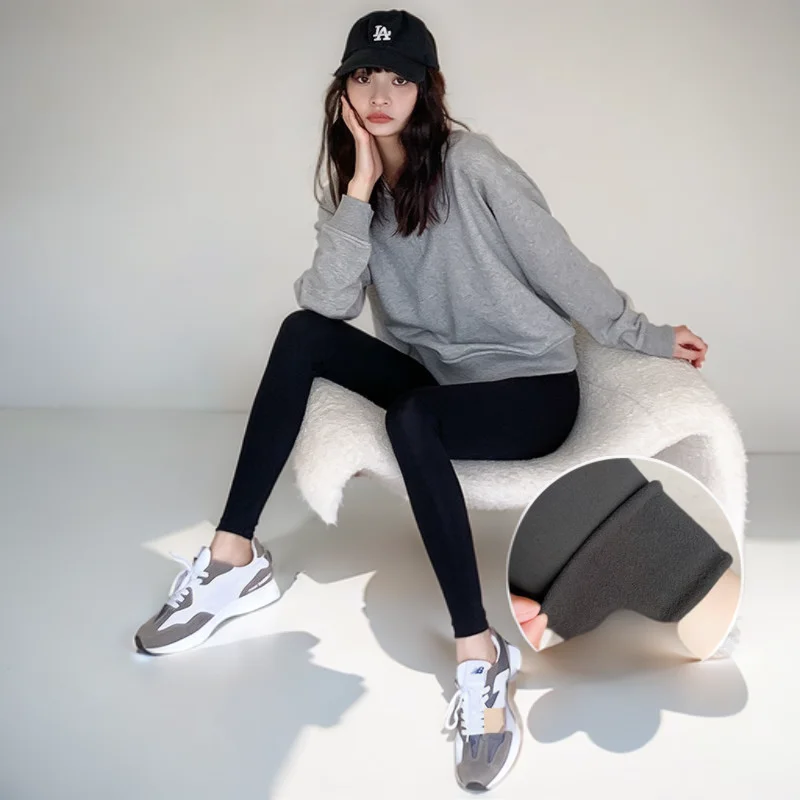 เลกกิ้งผู้หญิงสำหรับทำงาน ทรงขากว้าง ดีไซน์เว้าช่วงขา ป้องกันการโป๊ กระชับพอดีตัว ออกแบบมาเป็นชุดออกกำลังกาย ยาวคลุมเท้า ทันสมัย