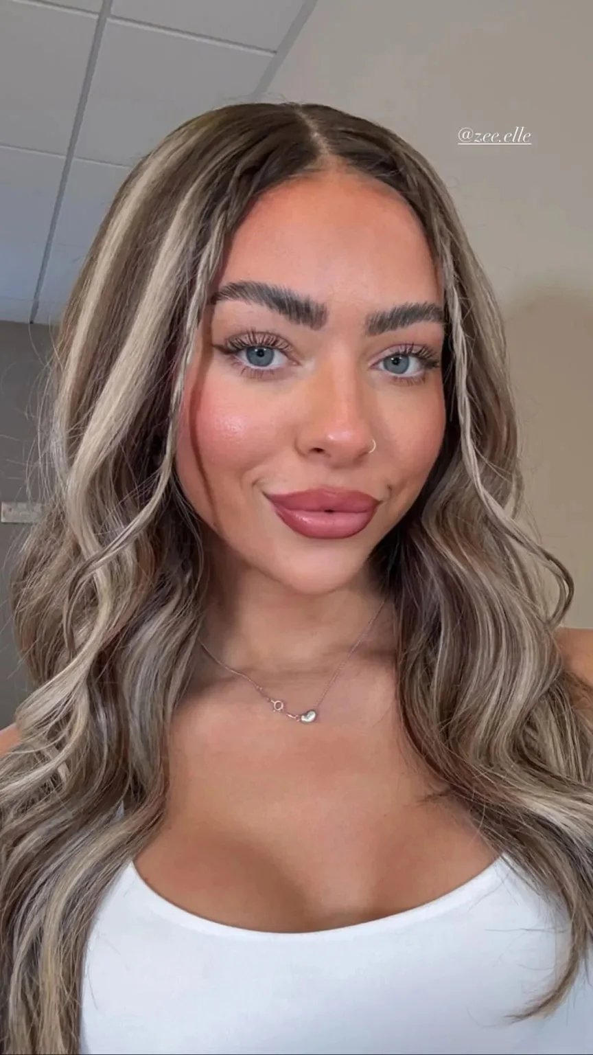 New 28 Inches Chestnut  Brown with Blonde Streaks Synthetic Lace Frontal Wigs Loose Wave Realistic Look Preplucked Hairline Hair