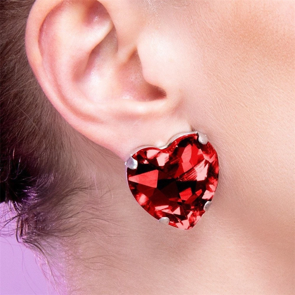 Modern Women Earrings 2022 Elegant Heart Crystal Rhinestones Stud Earrings For Bride Fashion Red Gemstone Jewelry Gift