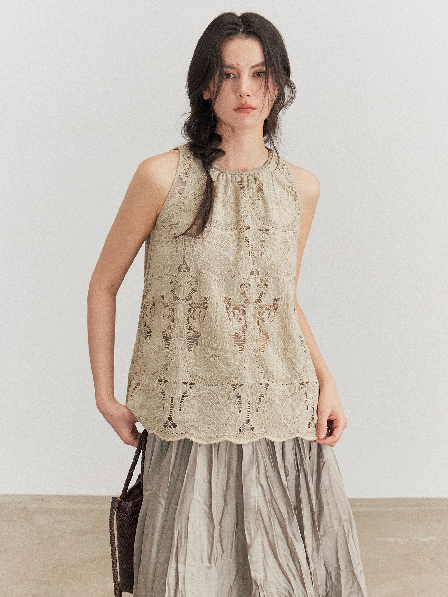 

Retro Style Embroidered Lace Hollow out Sleeveless Vest Women's Summer New High End Hanging Neck Top Casual Loose Fit Cotton