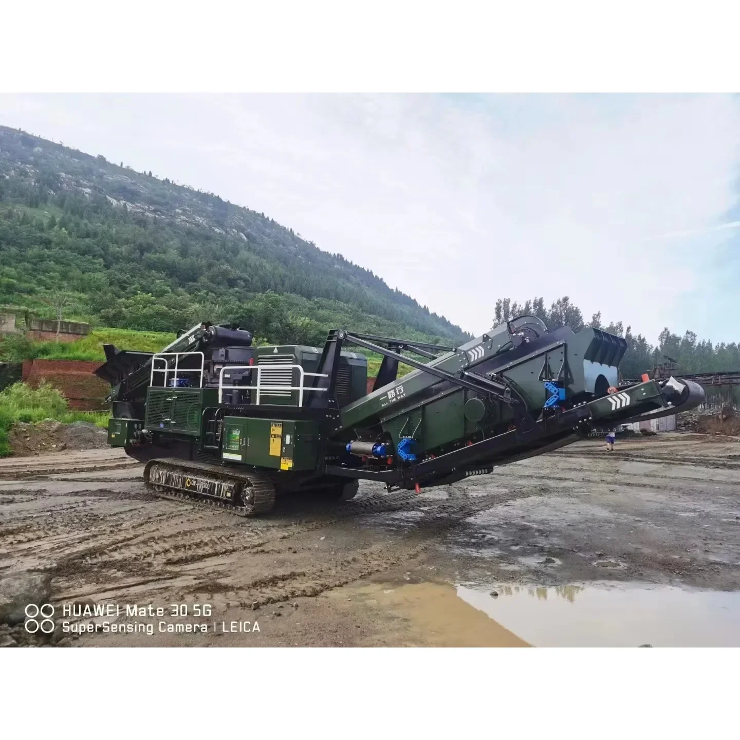 Output 30-180 Tph Mobile Rock Stone Crusher Plant