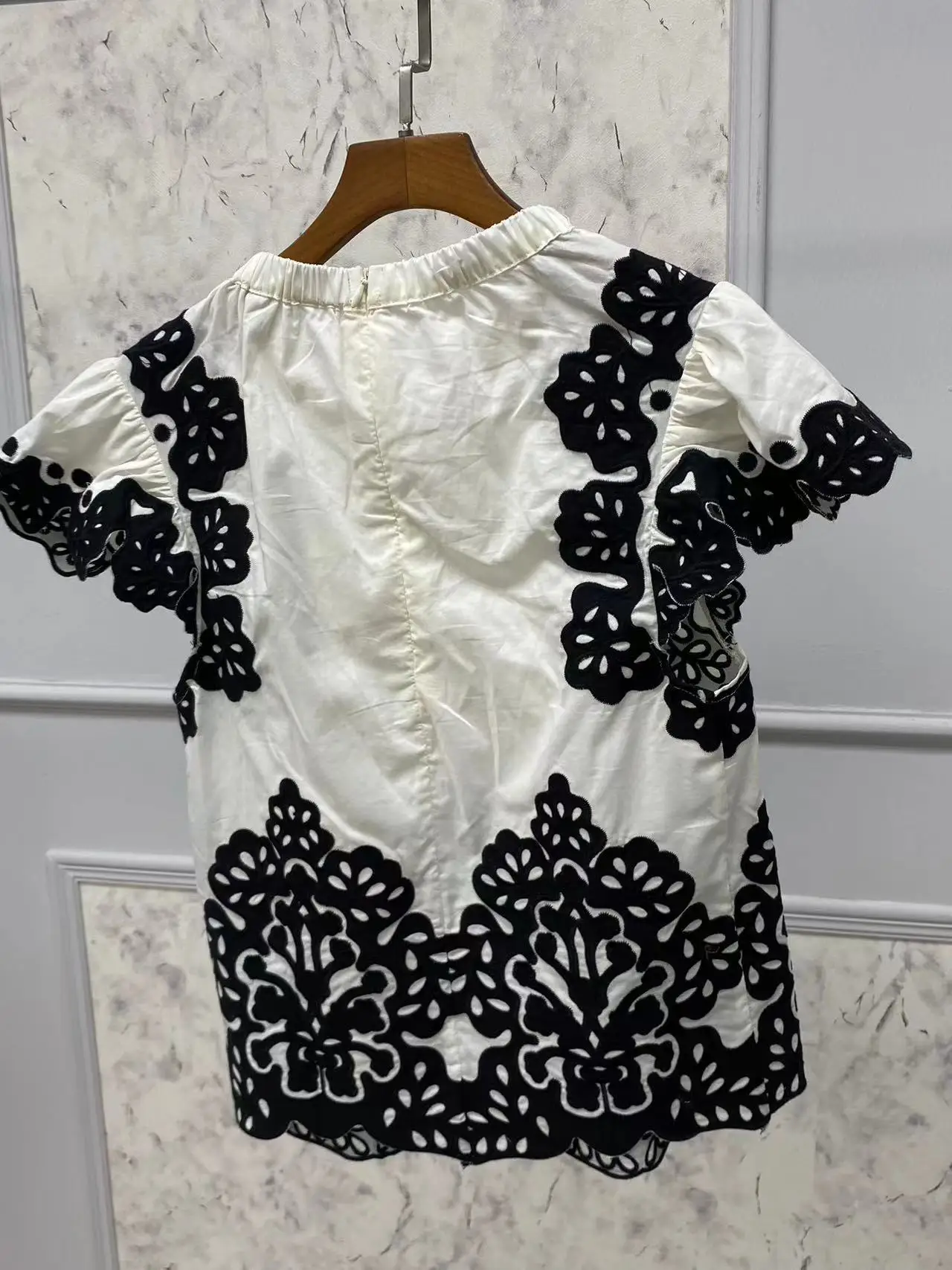 2025 Sezanes Fashion Shirt Short Sleeve Summer Vintage Black and White Applique Embroidery Elastic Round Neck Fly Sleeve T-Shirt