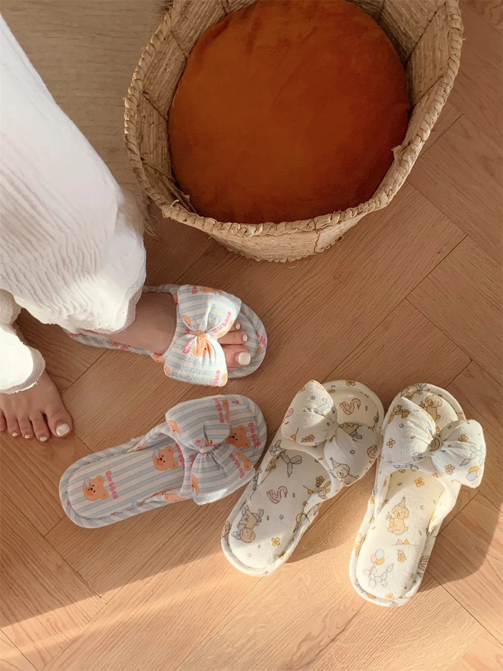 

Дышащие хлопковые льняные тапочки для женщин, домашние, повседневные, впитывающие пот, с тонкими ремешками, с мультяшным принтом, для студентов, для дома