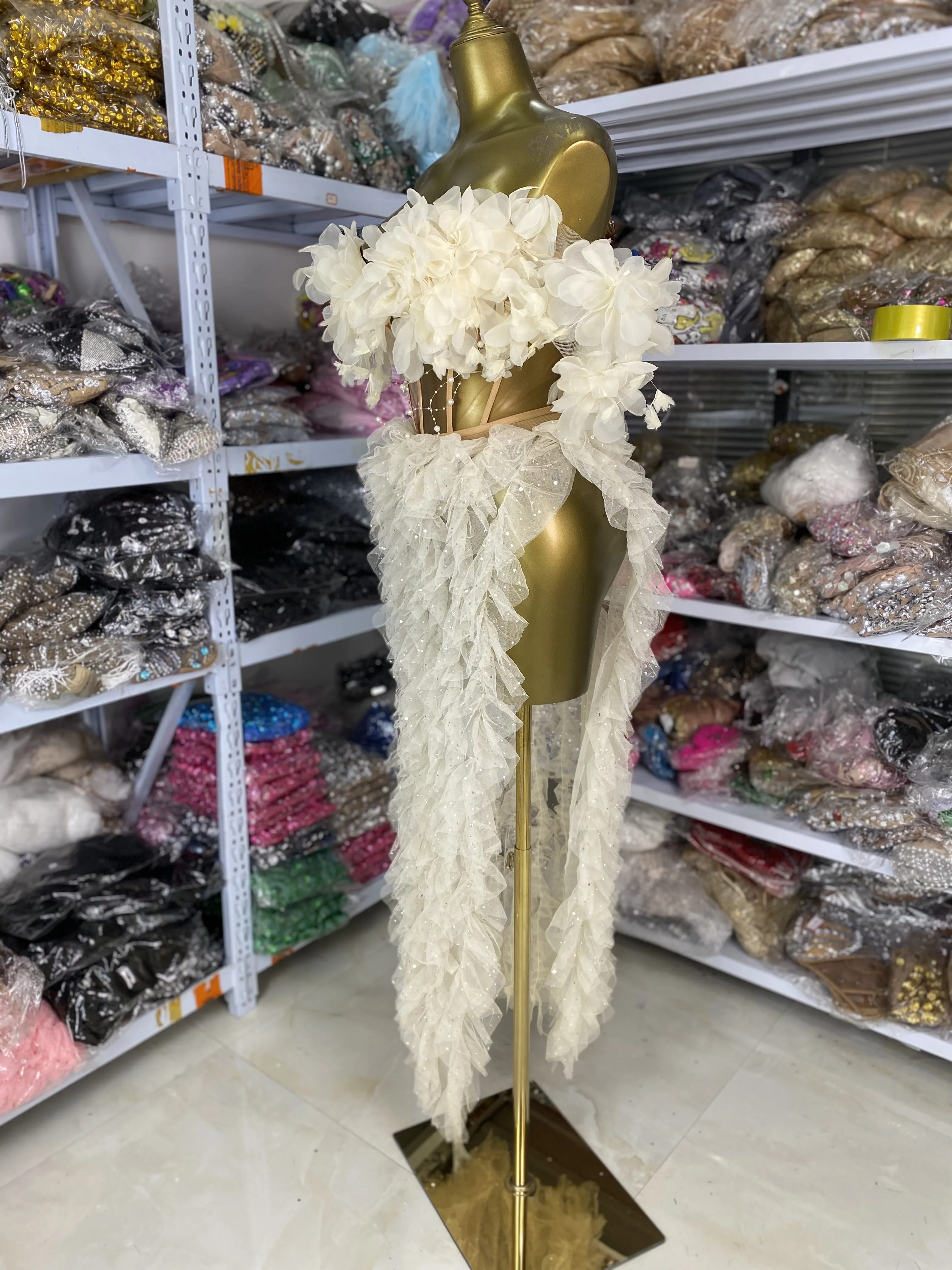 ชุดออกงานกลางคืนสำหรับผู้หญิง เสื้อครอปเปิดไหล่ประดับดอกไม้ พร้อมกระโปรงผ่าข้างแบบอสมมาตร ชุดเซ็ต 2 ชิ้น สำหรับถ่ายรูปวันเกิด