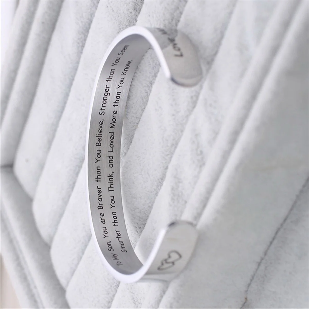 Pulsera de acero de titanio de 10 mm, diseño de apertura simple para hombres, letra personalizada de mi hijo tallada, ligera, duradera, suave y cómoda