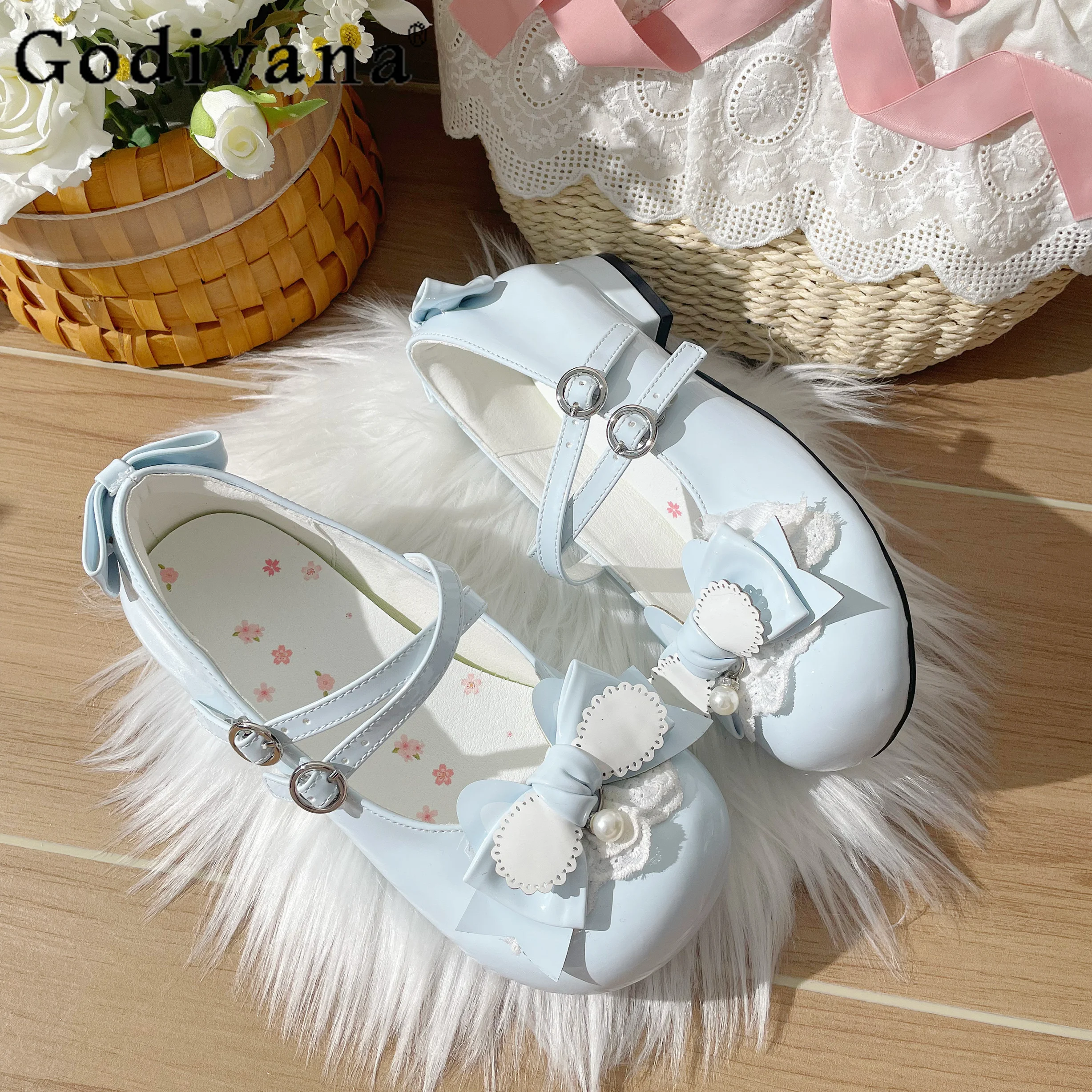 

Оригинальные японские милые туфли в стиле Лолиты на высоком каблуке с милым бантом для девочек, милые универсальные туфли на одинарной платформе с круглым носком и жемчугом на низком каблуке