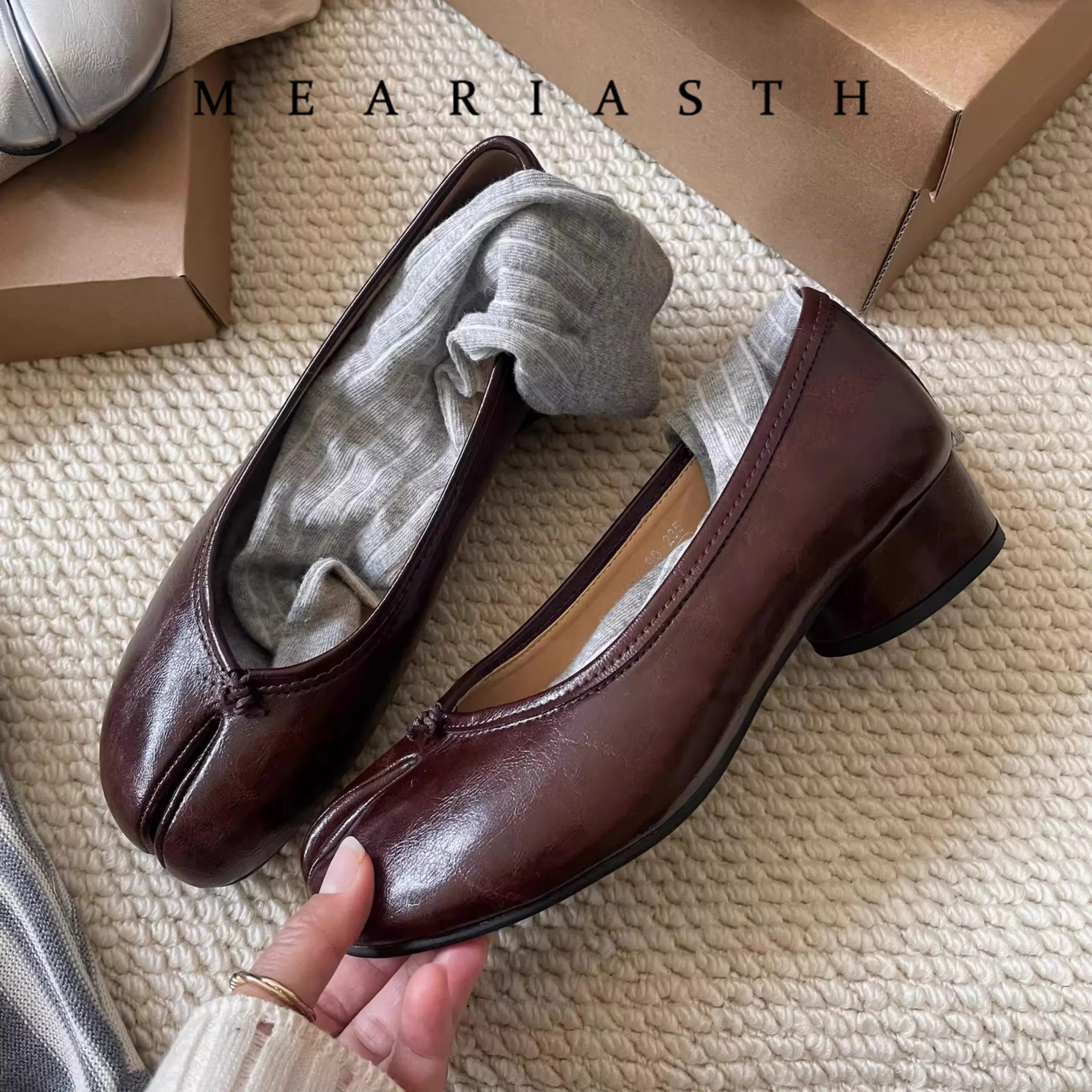 

Модные женские туфли-таби 2026 года из мягкой белой кожи с раздельным носком, на низком толстом каблуке, в стиле Мэри Джейн