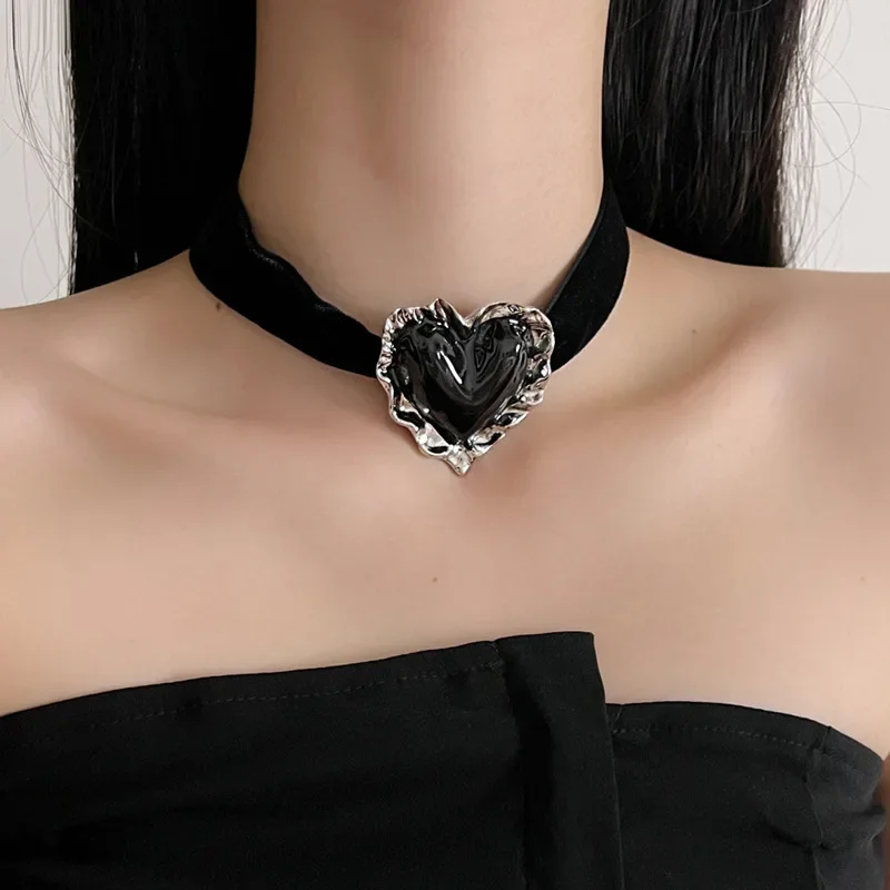 

Exaggerated black flannel big love pendant women's new light luxury high-end wide-version necklace