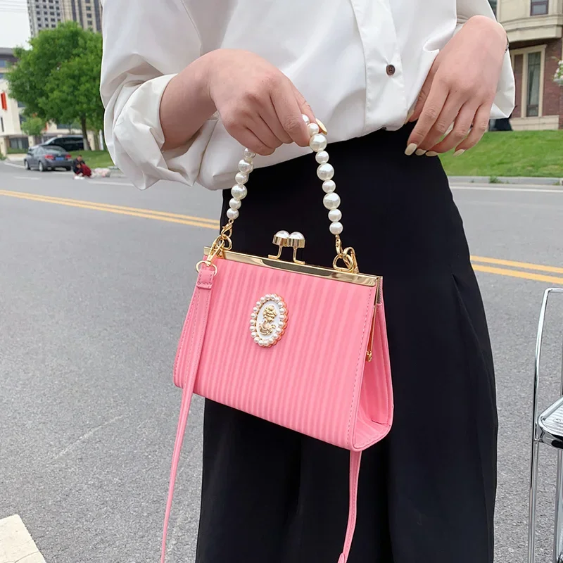 Luxury Women Evening Pearl Shell Clip Green Pink Chain Messenger Bags Designer White Prom Shoulder Bags Wedding Bridal Clutch