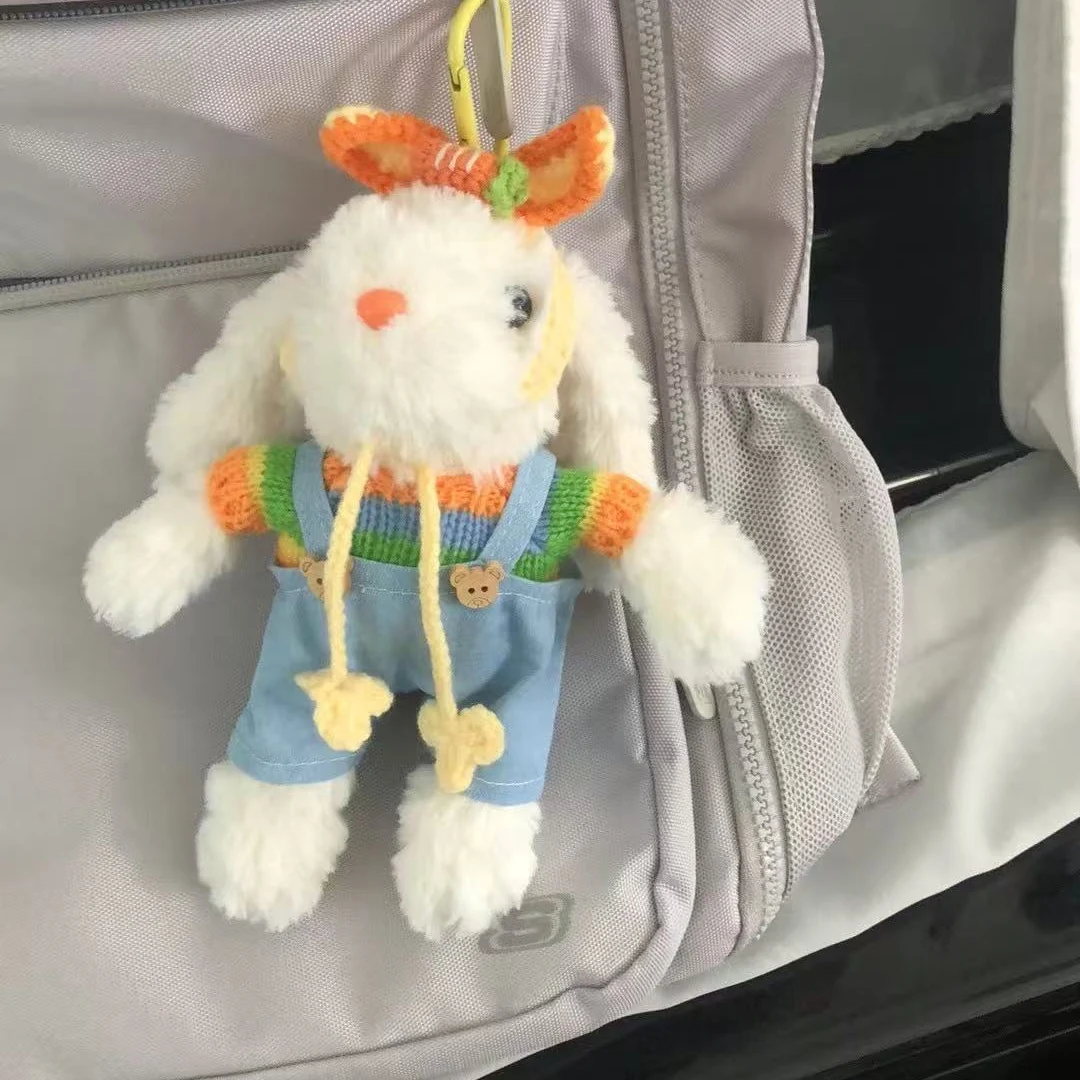 Breloczek pluszowy królik z długimi uszami, tęczowe ogrodniczki, kapelusz marchewki, zawieszka do kluczy, postać z kreskówki.