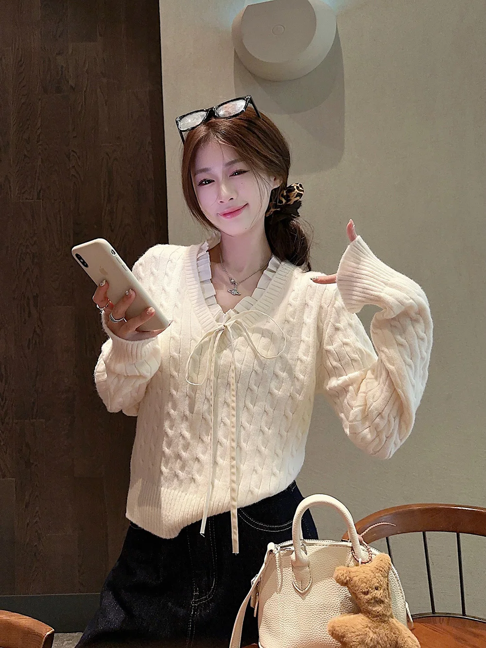 Damski sweter z dzianiny, koreański styl, długi rękaw, zimowy, niebieski, delikatny krój, dopasowany, casualowy, z ozdobnym węzłem.