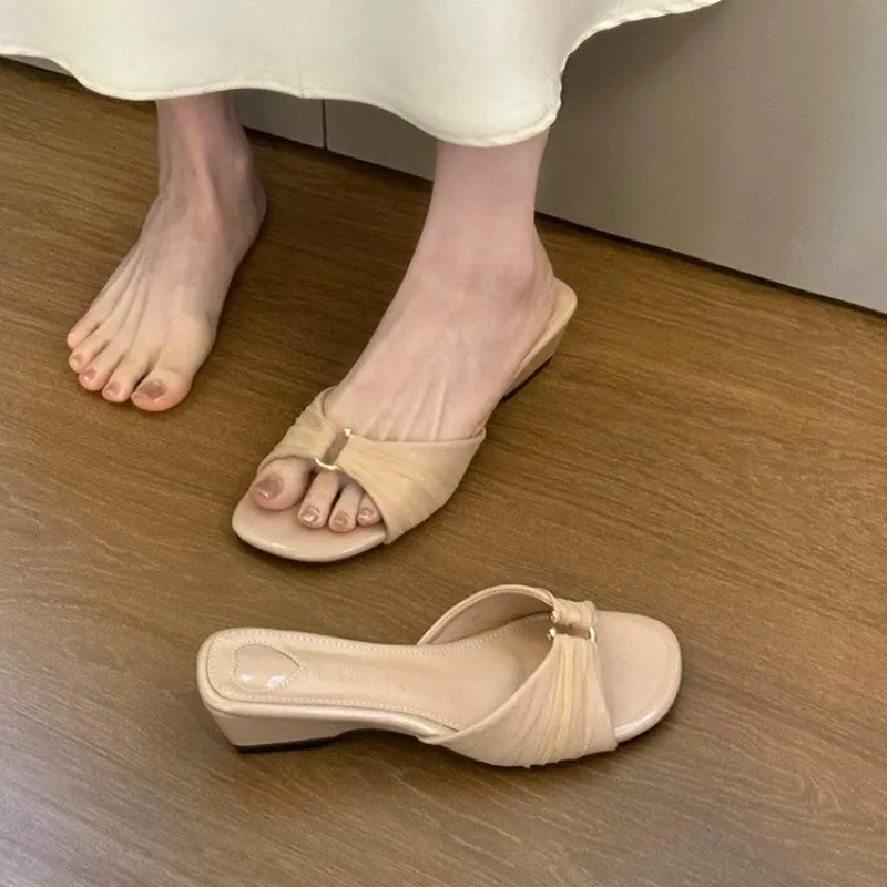 Sandalias de tacón bajo con punta cuadrada para mujer, con correa fruncida, tipo mule, de punta abierta, calzado elegante con adorno de anillo central.