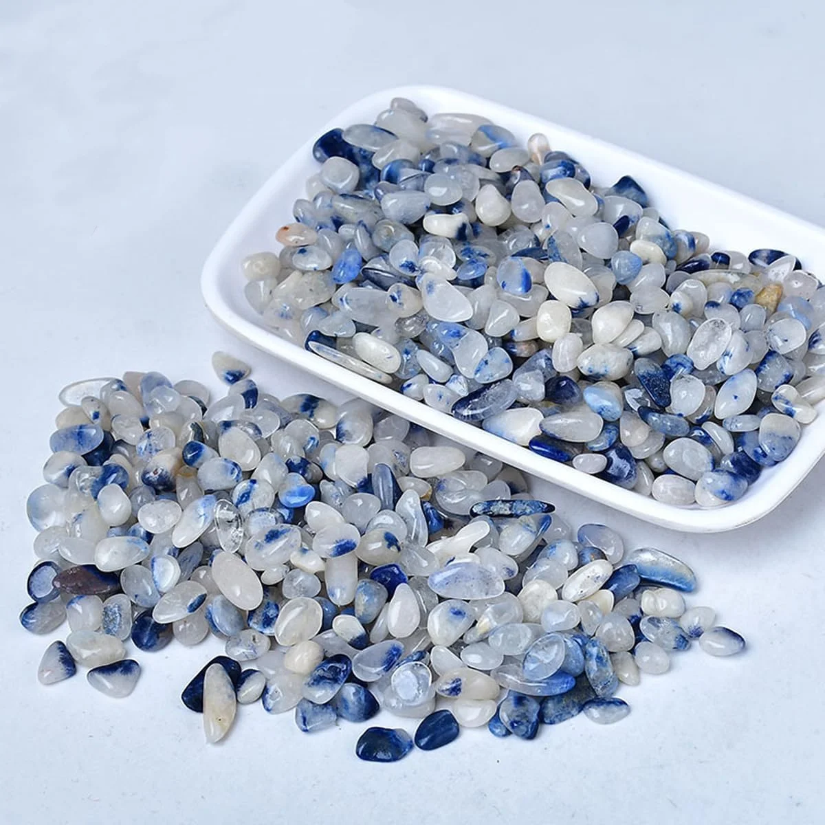 رقائق الحصى Rutilata الزرقاء الطبيعية 3-12 مم، رقائق كريستال Rutilated باللون الأزرق الطبيعي، رقائق الأحجار الكريمة الزرقاء غير المحفورة