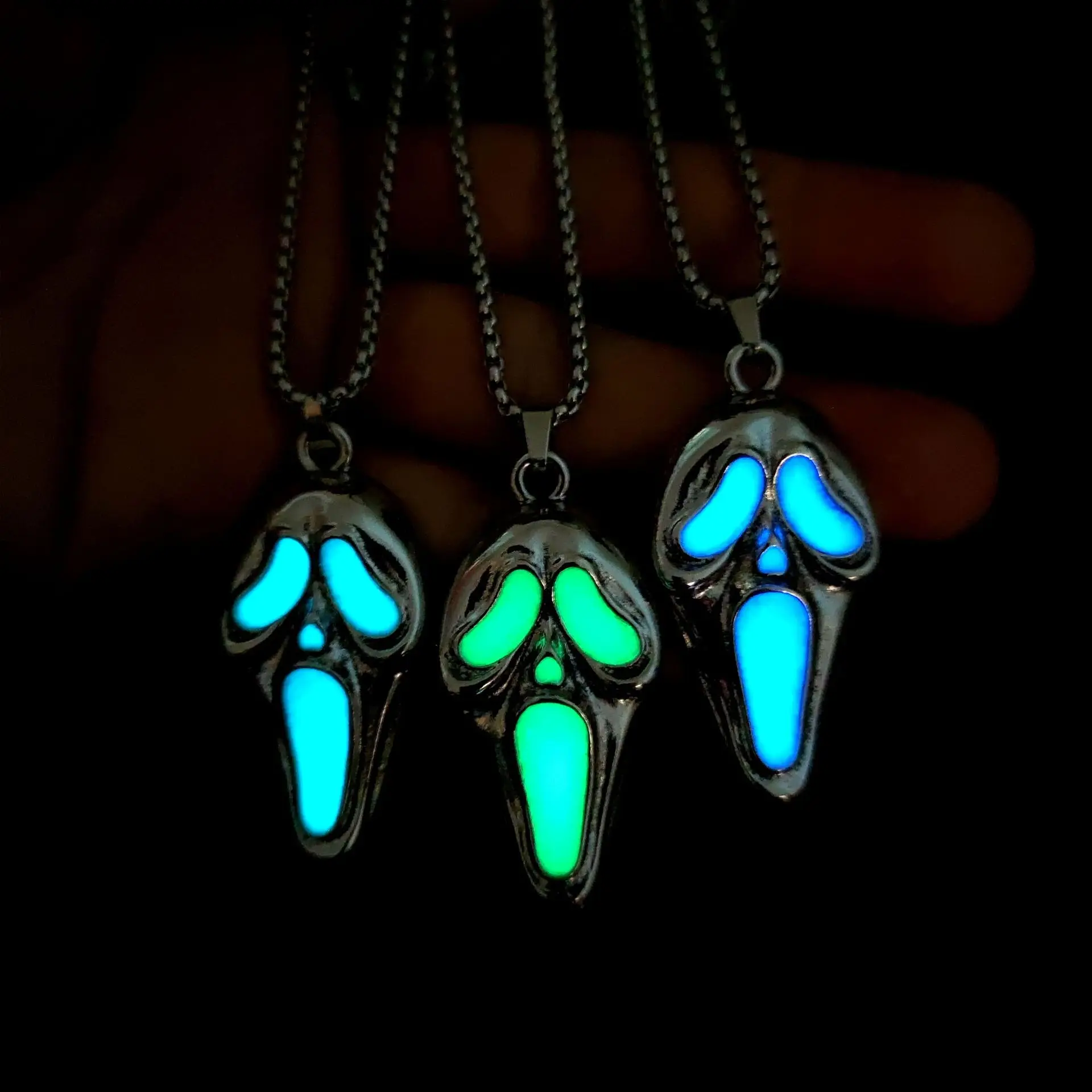 

Exaggerated Evil Eye Punk Skull Luminous Mask Pendant Necklace, Unisex Hip Hop Street Fashion Personality Necklace for Men Women