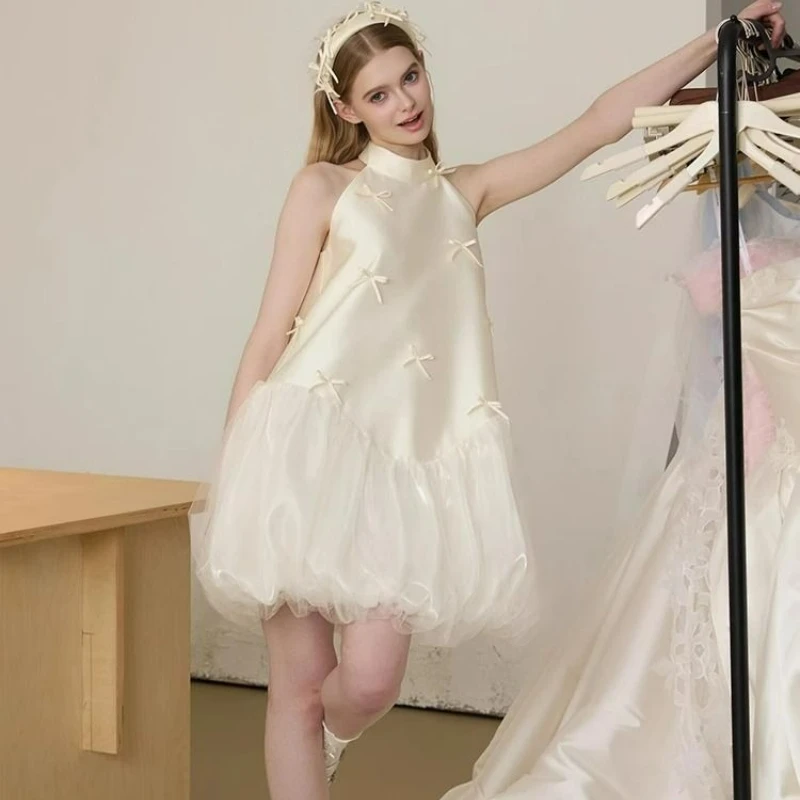 เดรสสีพื้นสไตล์ฝรั่งเศส เรียบหรู อ่อนโยน สำหรับผู้หญิง ฤดูร้อน 2026 แฟชั่นใหม่ กระโปรงสั้นชายผ้าซาตินผูกโบว์