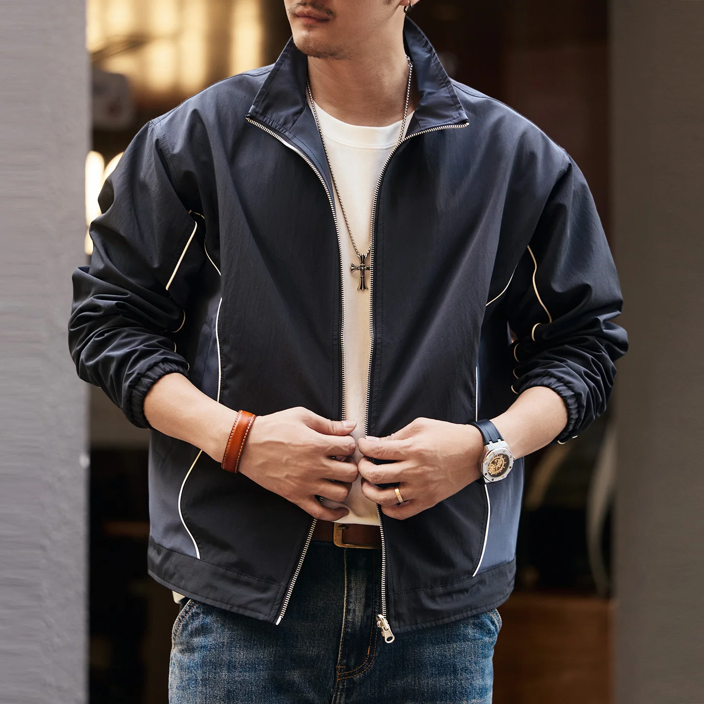 

A new autumn and winter trendy men's double-sided high-end and simple contrasting color stand-up collar jacket with a loose fit