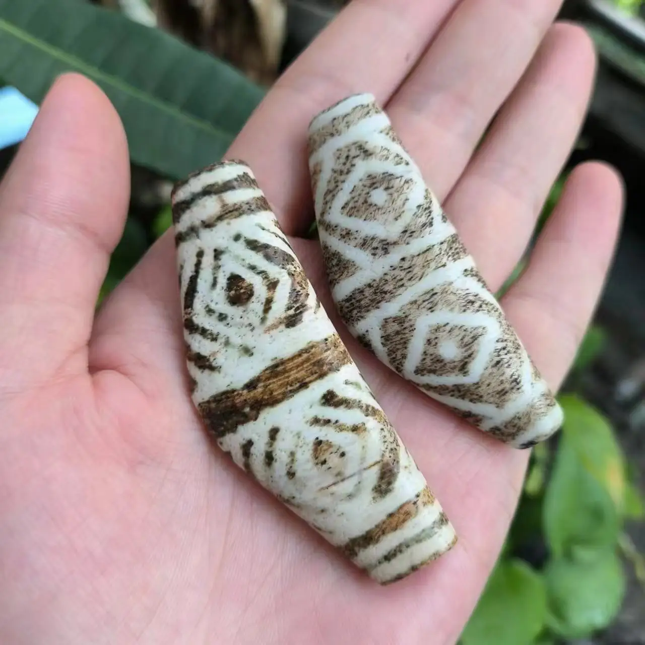 

1pcs/lot Pure Natural Small Vintage Lightweight Bontic Jade Ancient Bead horn-shaped four eyes retro ethnic style jewelry amulet