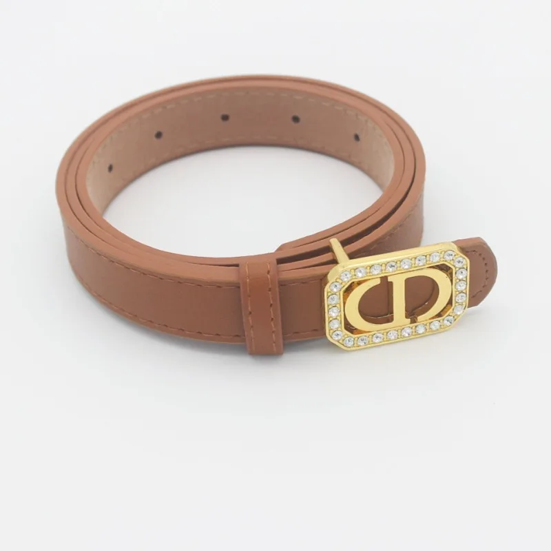 La cintura in stile retrò francese è alla moda e semplice. È una nuovissima cintura in denim a vita stretta in pelle di fascia alta nel 2025