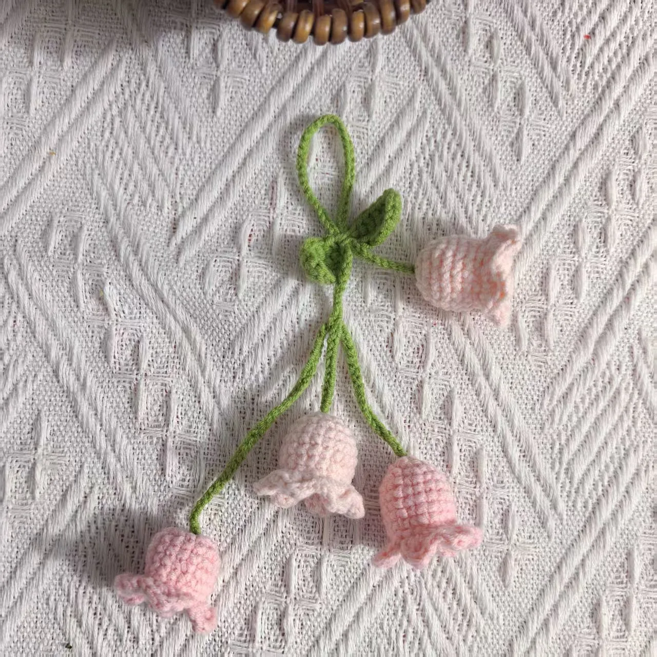 Niedlicher gehäkelter Puff-Glockenblumen-Anhänger, fertig handgefertigt, Maiglöckchen-Blume, Rucksack-Dekoration, Geschenk für Freunde – Detail 4