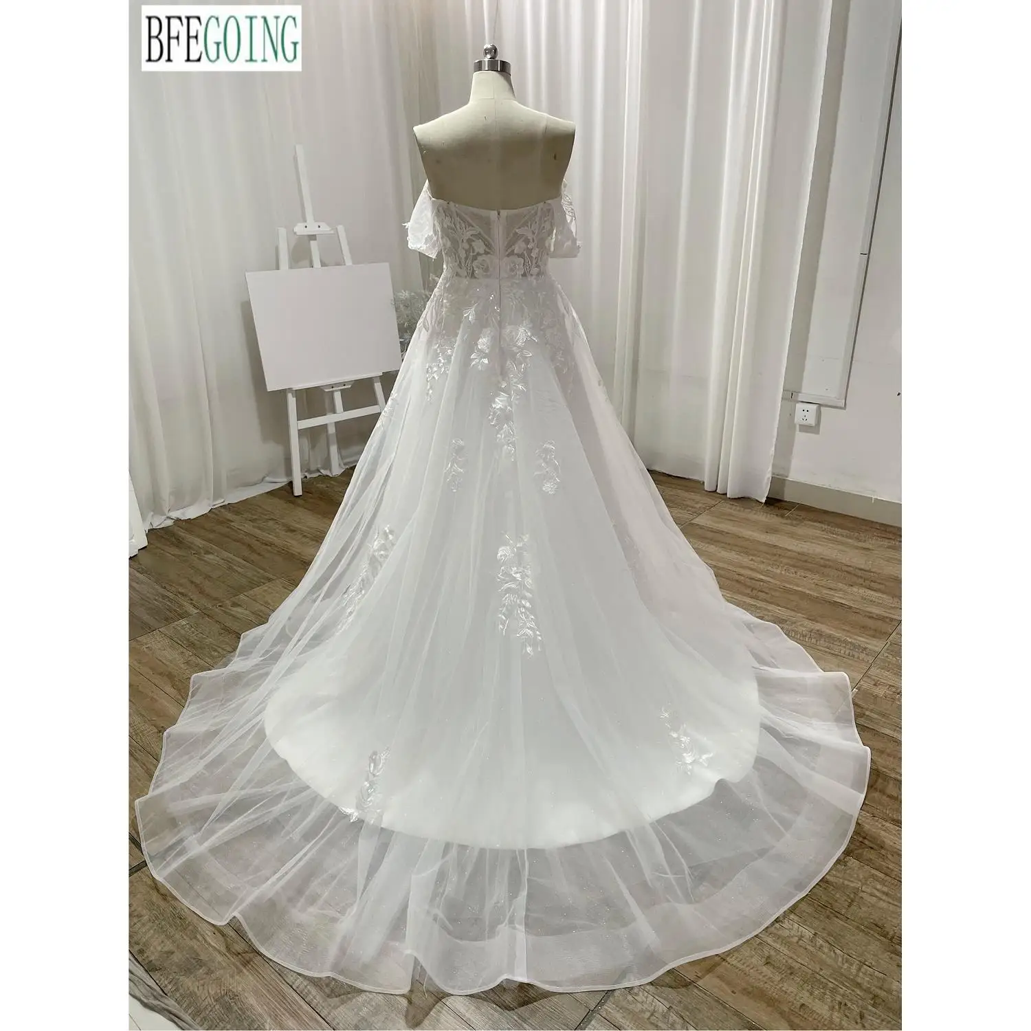 A-Line Wedding Dresses Chapel Train Custom Made Lace Appliques Tulle Floor-Length Sweetheart Off The Shoulder Bridal Gowns