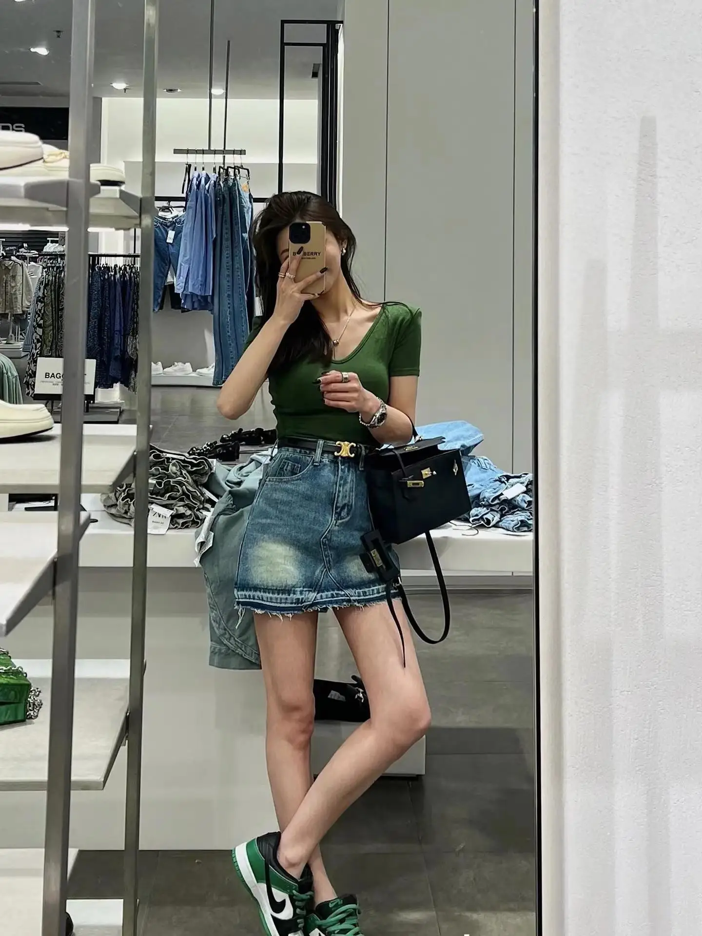 

Корейский облегающий топ с V-образным вырезом и мягкими вставками на плечах, летняя новинка, однотонный, с эффектом премиум-класса