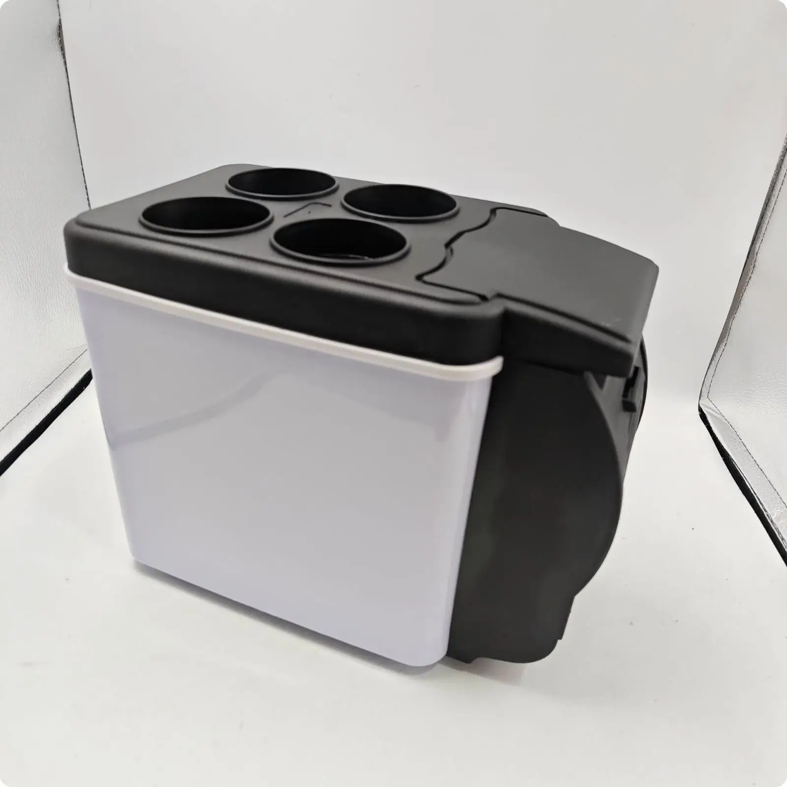 Thermally Controlled Car Fridge Cool and Warm Portable Electric Chiller Cup Holders 6L Chiller for Vehicle