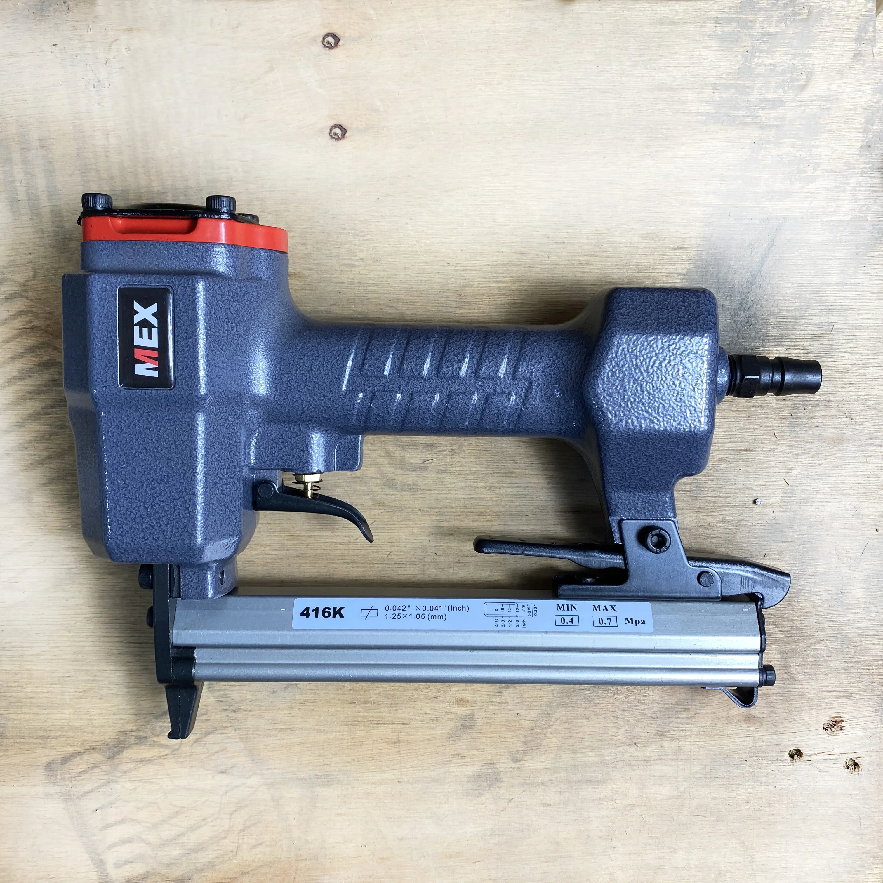 

For The Newly Designed 416K Pneumatic Staple Machine Gun Is Used For Rattan Assembly To Aluminum Tubes