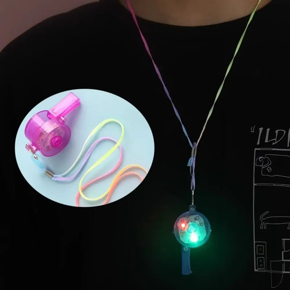 5 قطع من صفارة إضاءة LED متعددة الألوان مع صفارة وامضة بلاستيكية بحبل قصير، صفارة حفلات مستديرة محمولة