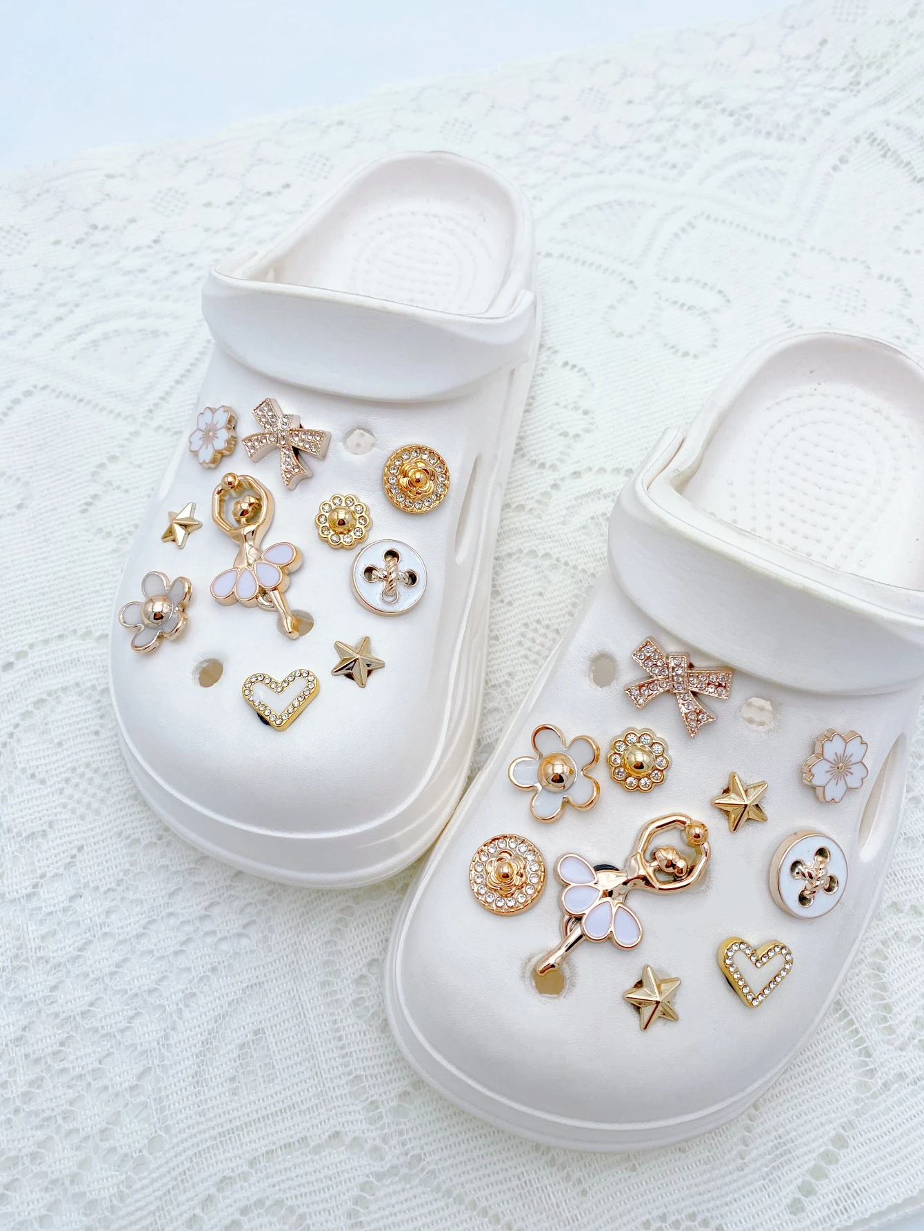 20 Piezas de Adornos de Zapatos con Forma de Corazón y Perlas, con Lazo de Flores Blancas y Diamantes de Imitación, de ABS, para Manualidades Clips Desmontables para Sandalias Tipo Clog. Decoración de exterior para todas las estaciones. Gran H
