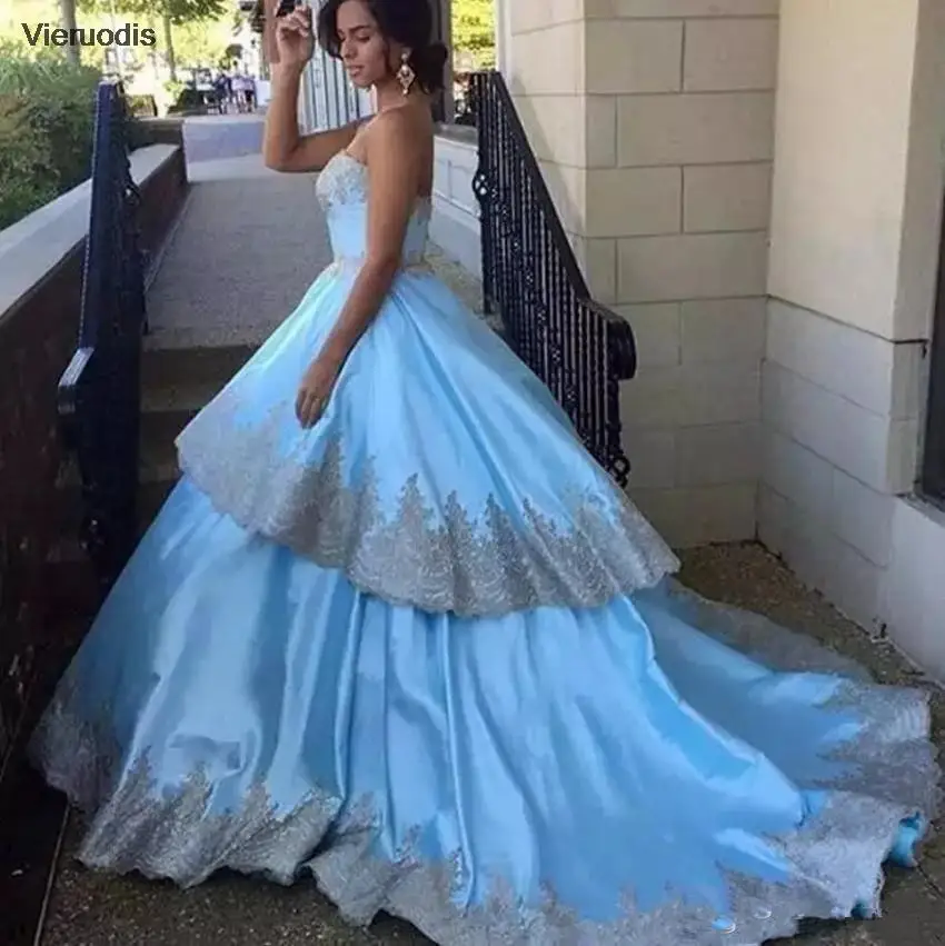 

Gorgeous Sky Blue Quinceanera Dresses with Grey Appliques Ball Gown Tiered Sexy Sweetheart Backless Pageant Party Vestidos 15 De