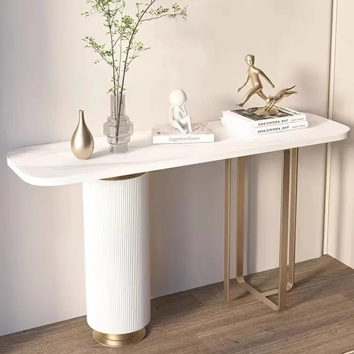 Porche simple, table, étagère, porte d'entrée face au porche, comptoir, couloir, allée