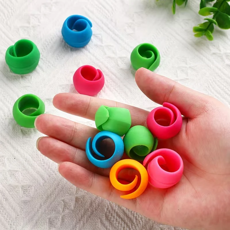 Juego de 4 Uds de anillos de bucle para tejer, soportes para dedos guía de hilo, carretes de hilo de coser, accesorios de anillos de ganchillo para manualidades, rojo y blanco