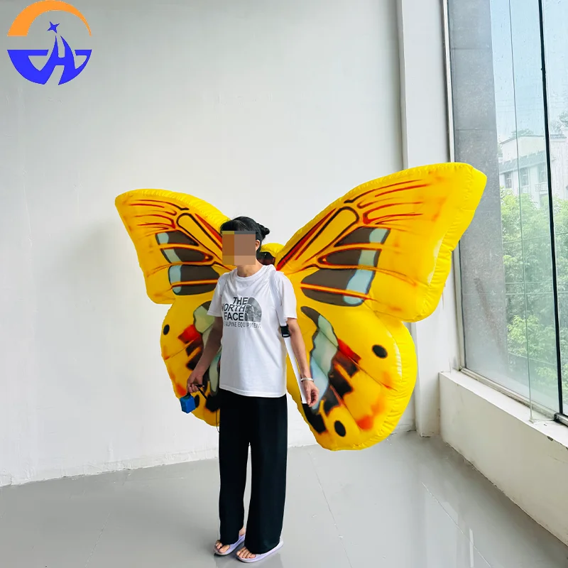 Alas de mariposa inflables, imitando el tema de insectos reales, con personas que llevan mariposas en la parte trasera, son decorativas.