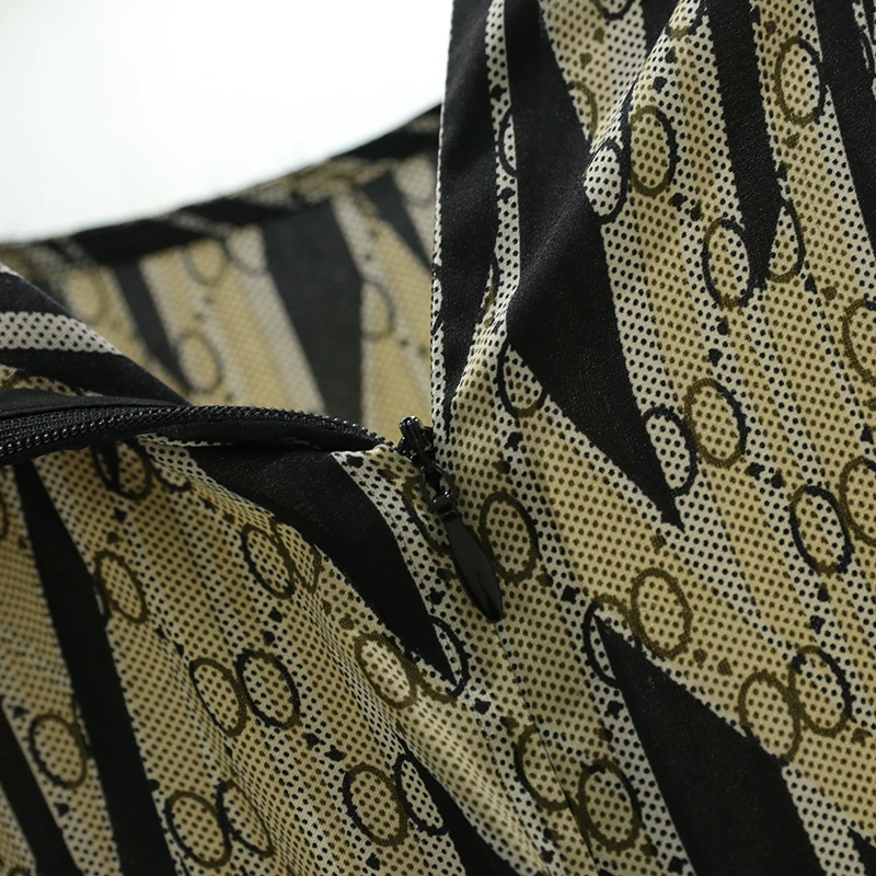 Damski kombinezon casualowy z okrągłym dekoltem, nadrukiem, dopasowanym krojem, wysokim stanem, długimi nogawkami, zapinany na guziki, modny, jesienny.