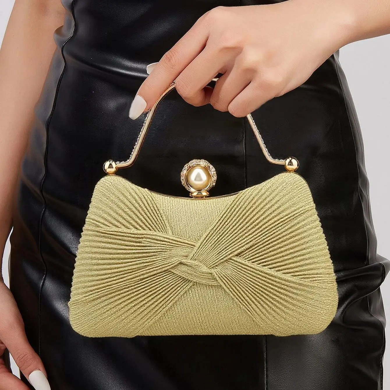 

Новое поступление, дизайн, женские вечерние сумки, свадебные сумки с бантом, атласный клатч с рюшами и ручкой, розовый цвет, блестящая коробка, банкет