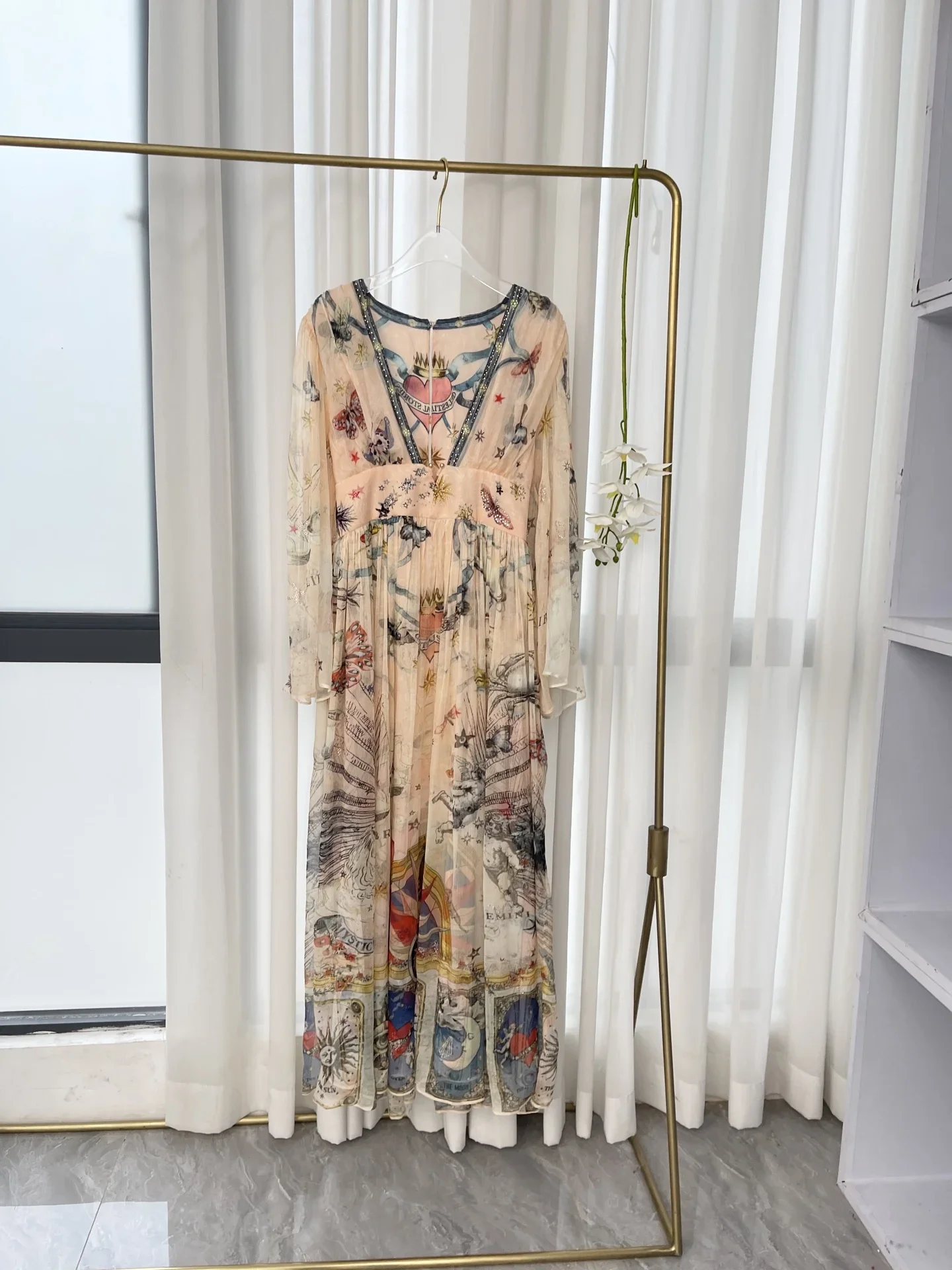 

Бежевое платье миди с принтом бабочек и бриллиантами, глубоким V-образным вырезом и длинными рукавами, новинка 2025 года