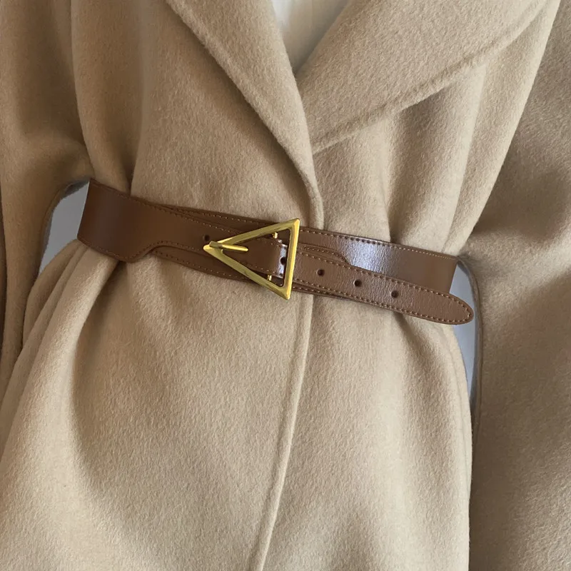 

Женский кожаный пиджак с треугольной пряжкой на талии, прикрашенный на талии