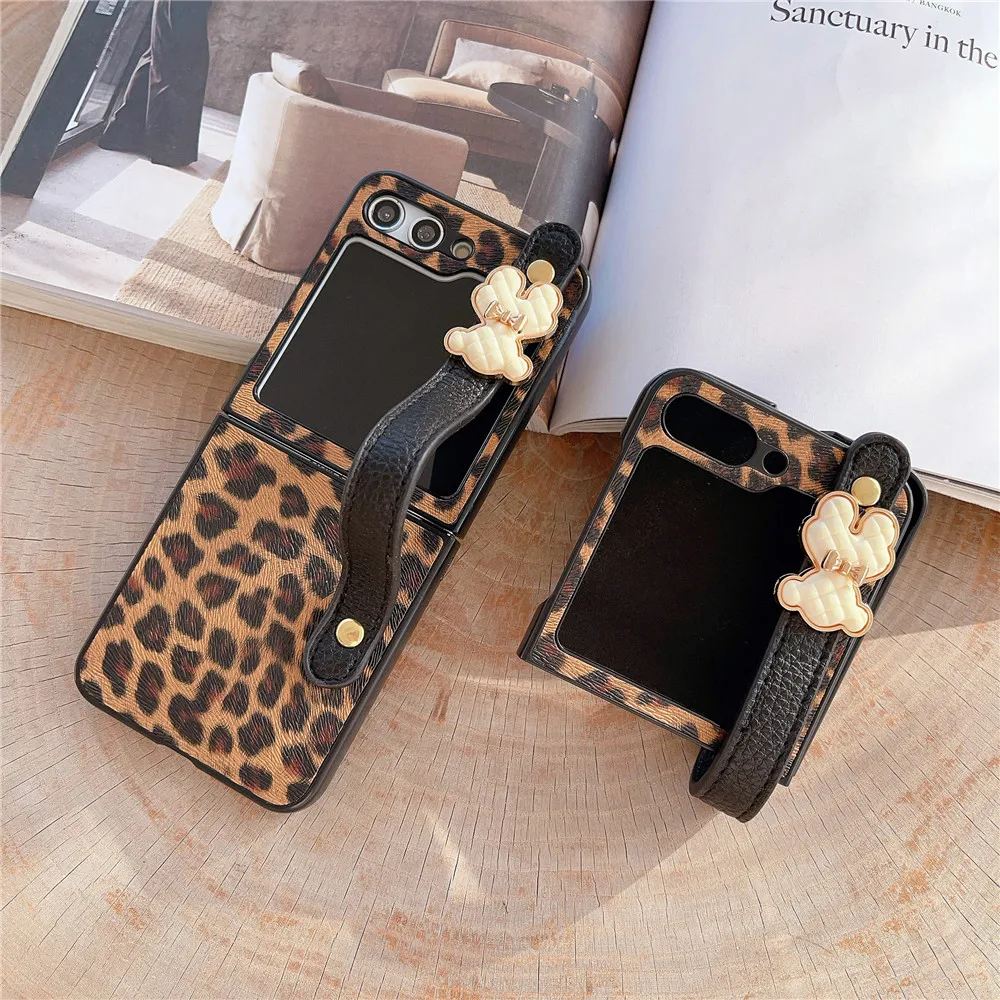 

Cute Leopard Sunflower Wrist Strap Case For Samsung Galaxy Z Flip 5 4 3 Fashion Faux Lehter Back Cover For Z Flip5 Flip4 Flip3