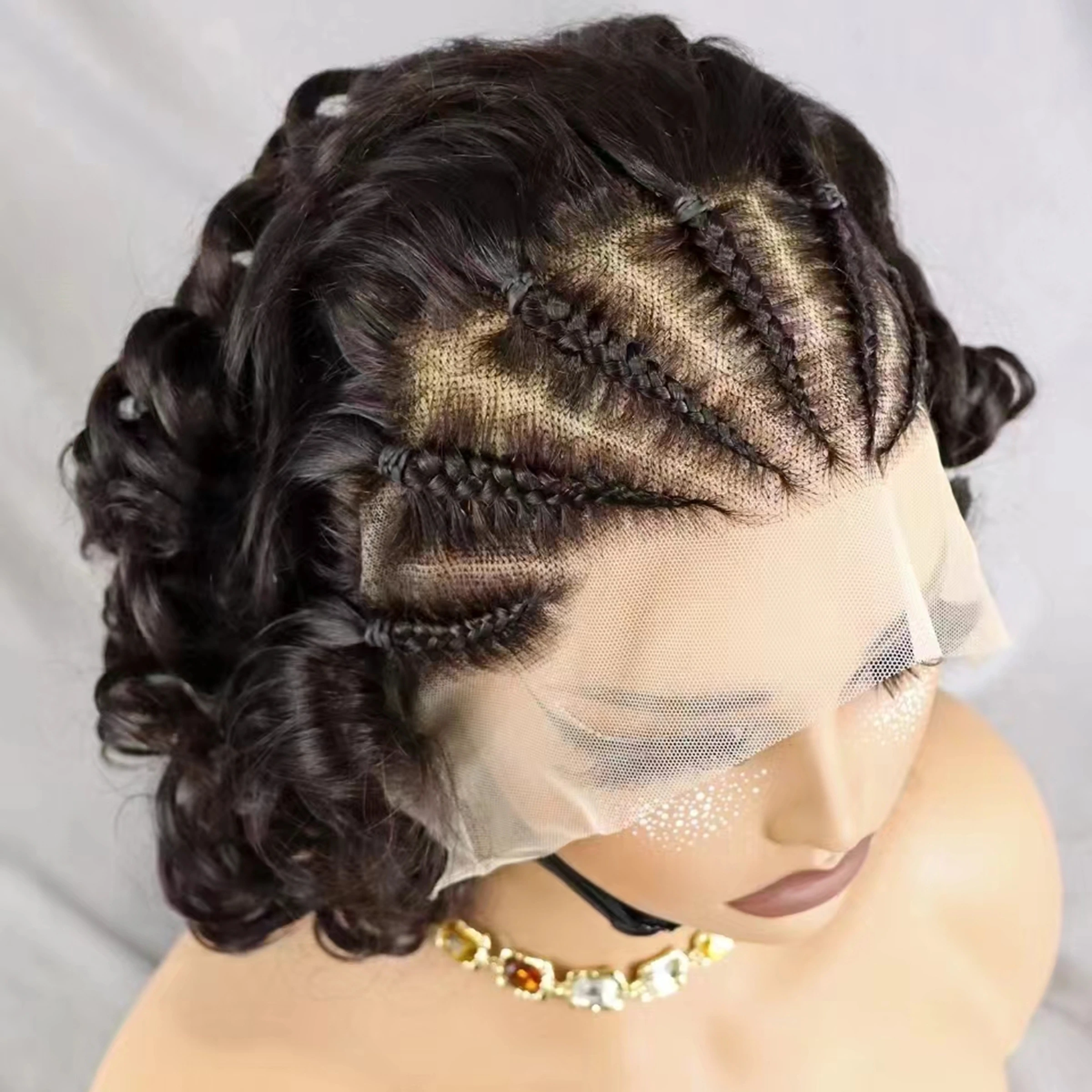 Natürliche 250% Dichte 13x4 Spitze Frontal Perücken 18 Zoll Remy Menschenhaar Cornrow geflochtene Perücken lose Fumi lockiges Haar Bob Perücke für Frauen